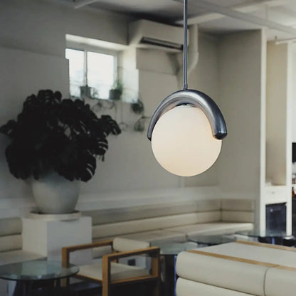 Lampadario lineare ondulato con globi in vetro bianco, design curvo