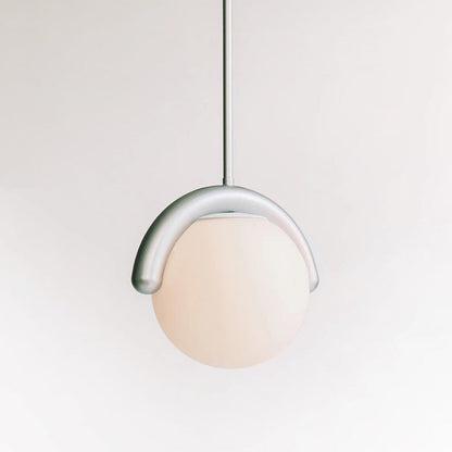 Lampadario lineare ondulato con globi in vetro bianco, design curvo