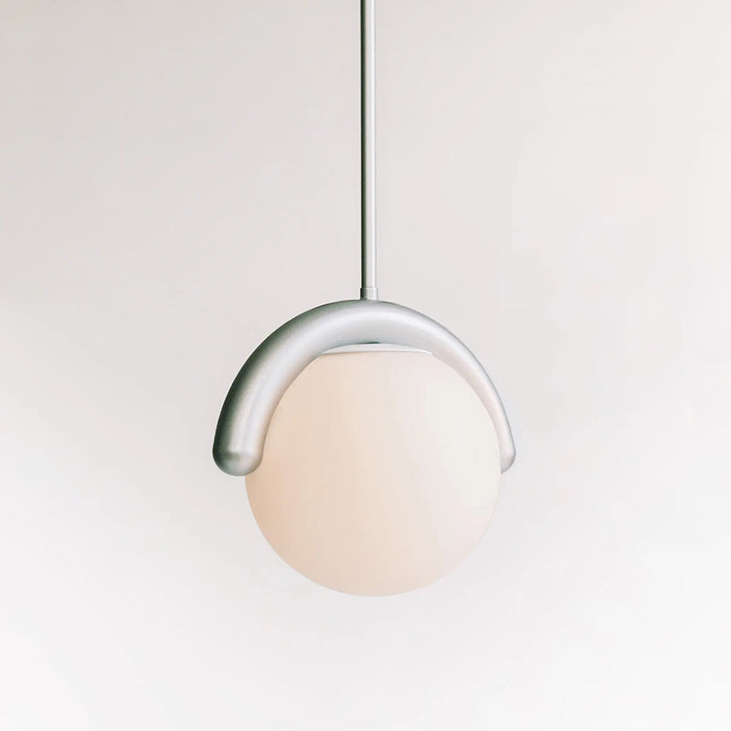Lampadario lineare ondulato con globi in vetro bianco, design curvo