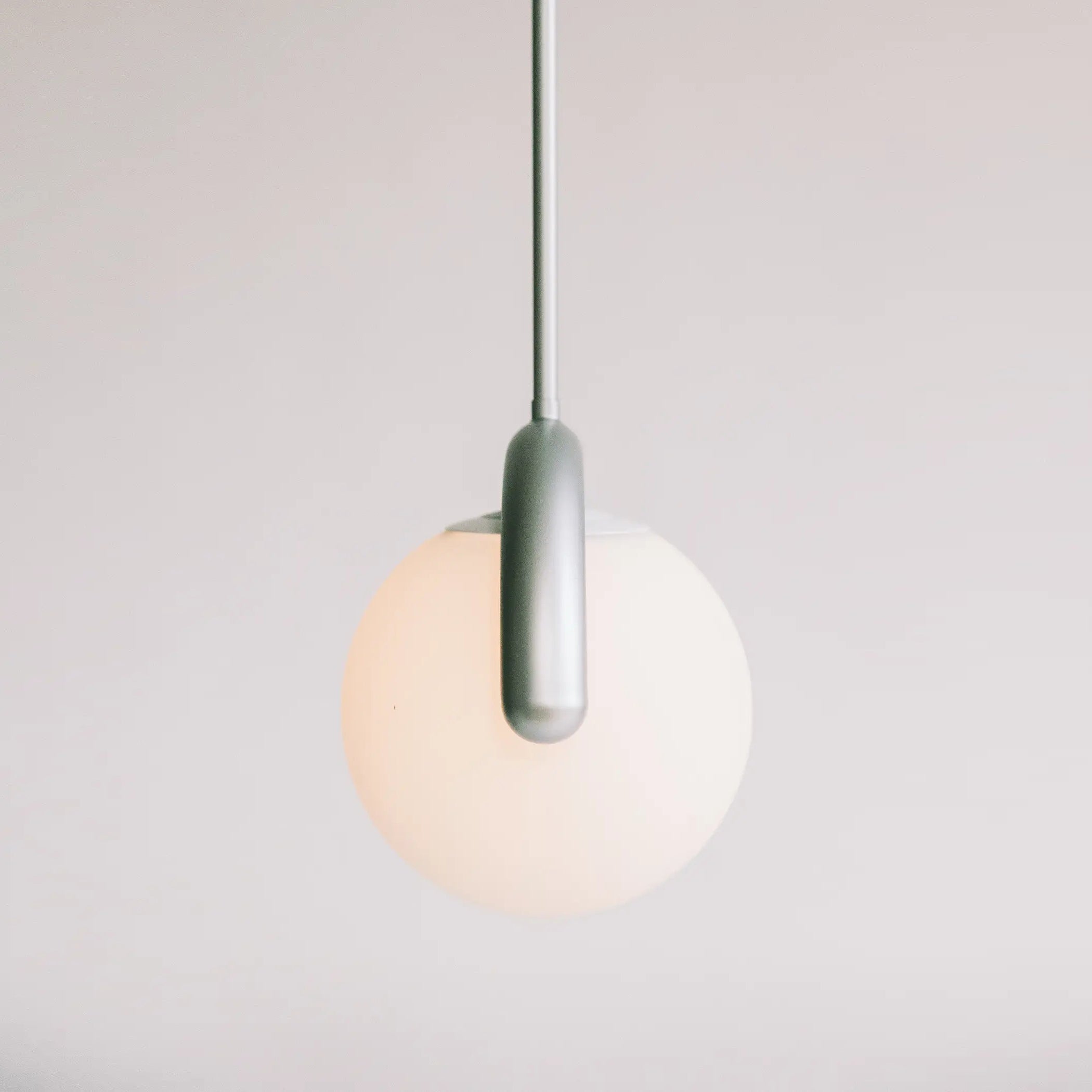 Lampadario lineare ondulato con globi in vetro bianco, design curvo