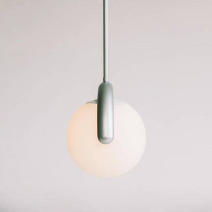 Lampadario lineare ondulato con globi in vetro bianco, design curvo