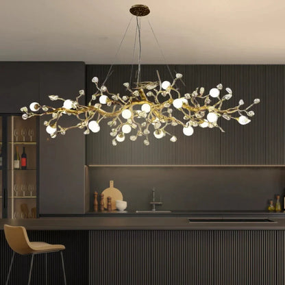 Lampadario lineare Orgi a rami in ottone con globi bianchi, stile rustico moderno