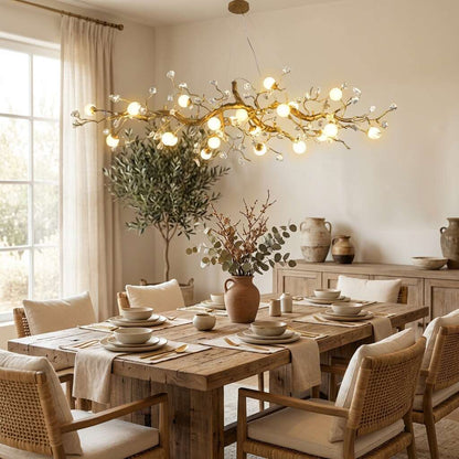 Lampadario lineare Orgi a rami in ottone con globi bianchi, stile rustico moderno