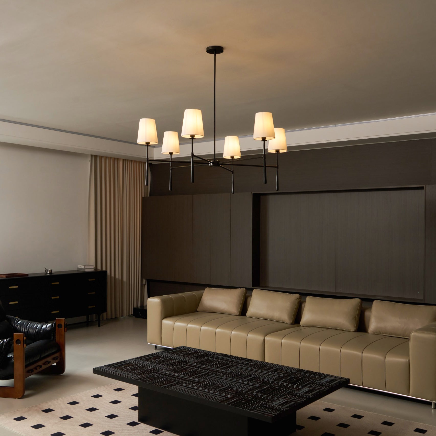 Lampadario mid century in ottone con paralumi in lino a quattro o sei bracci