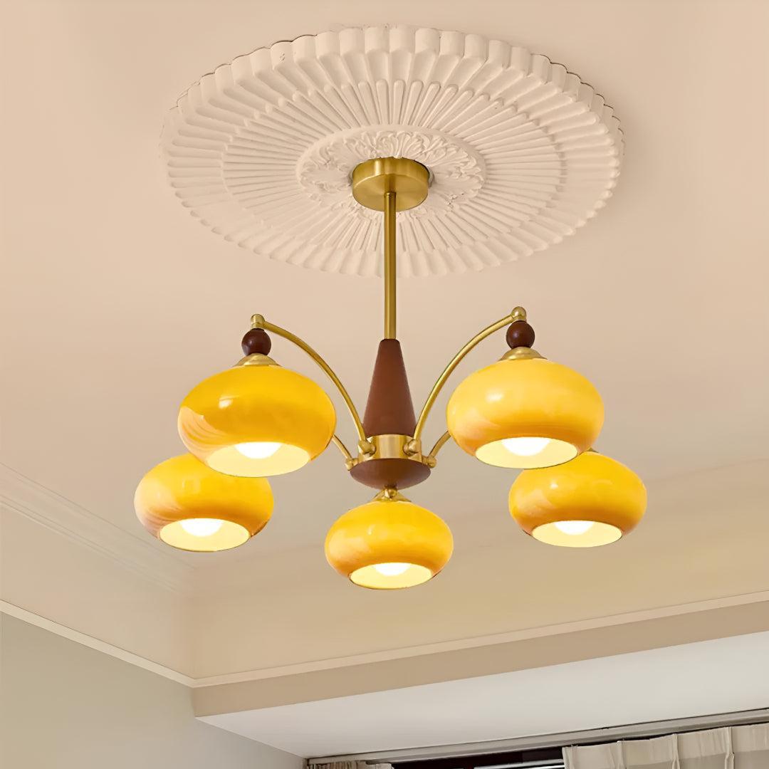 Lampadario mid century in ottone con paralumi in vetro per sala da pranzo