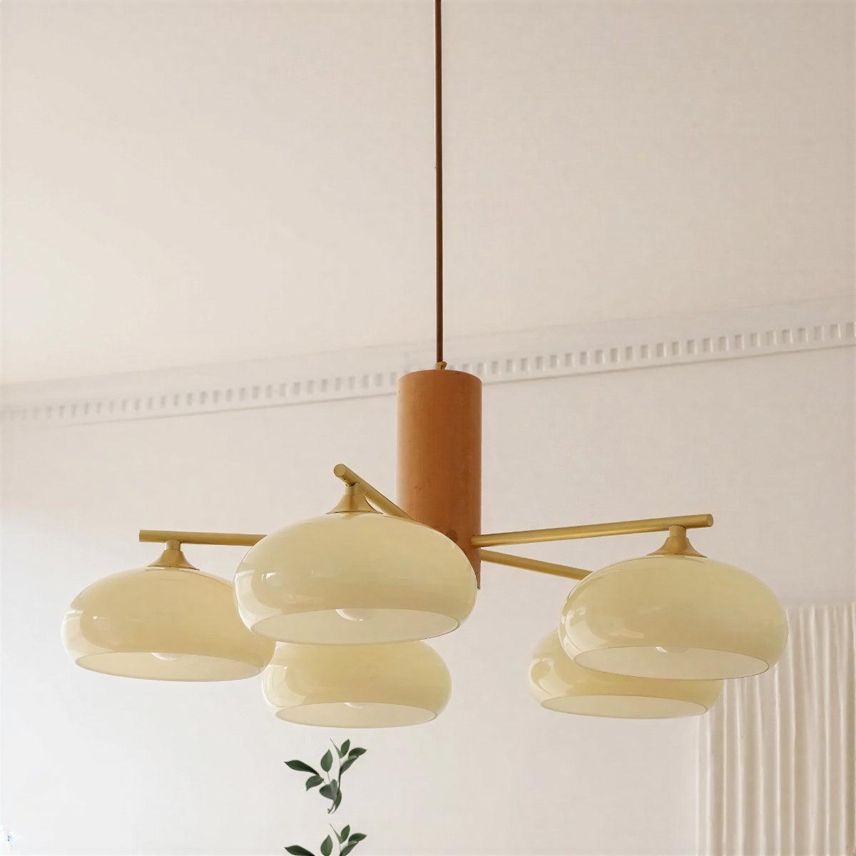 Lampadario mid century in ottone e vetro opalino per sala da pranzo