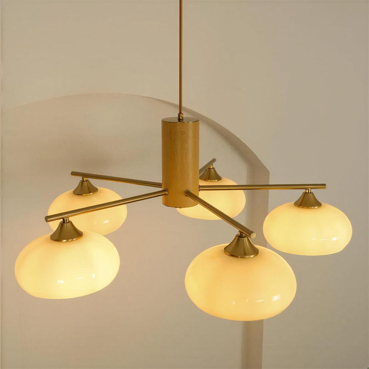 Lampadario mid century in ottone e vetro opalino per sala da pranzo