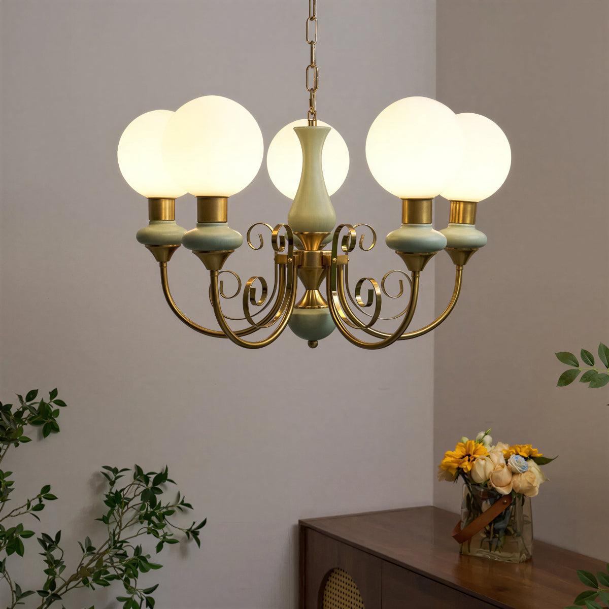 Lampadario moderno con globi in vetro e finitura ottone