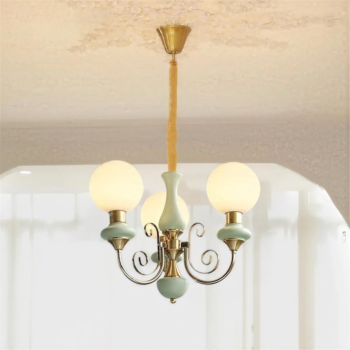 Lampadario moderno con globi in vetro e finitura ottone