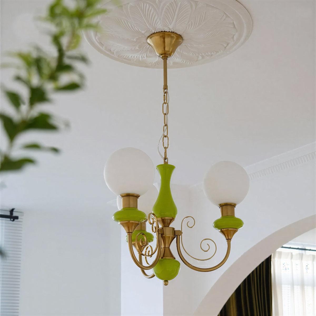 Lampadario moderno con globi in vetro e finitura ottone
