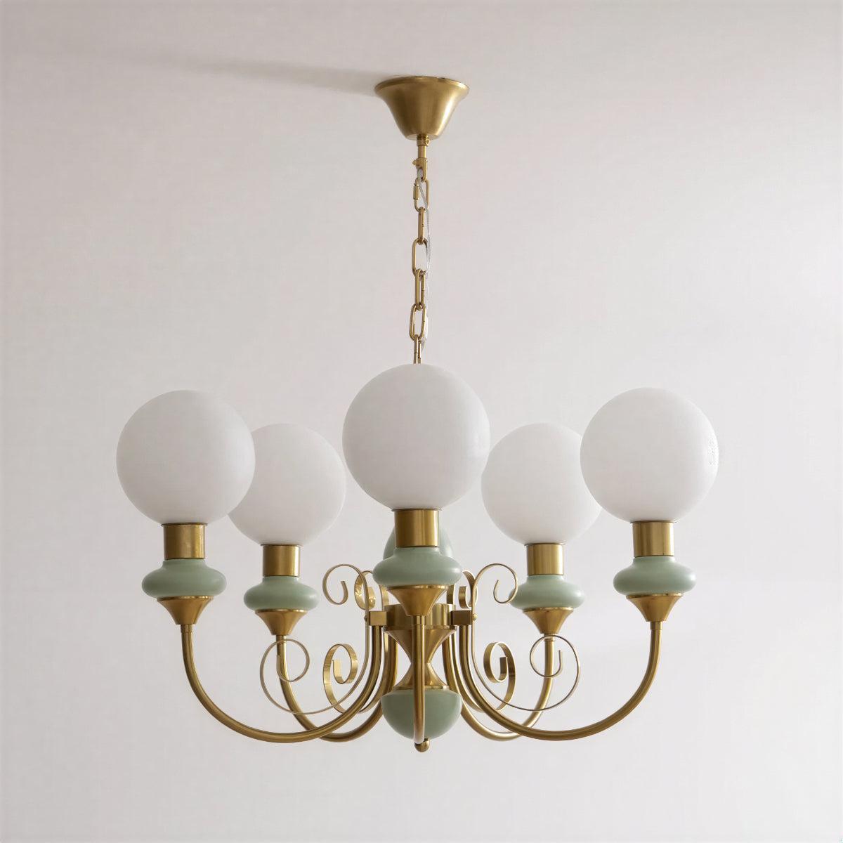 Lampadario moderno con globi in vetro e finitura ottone