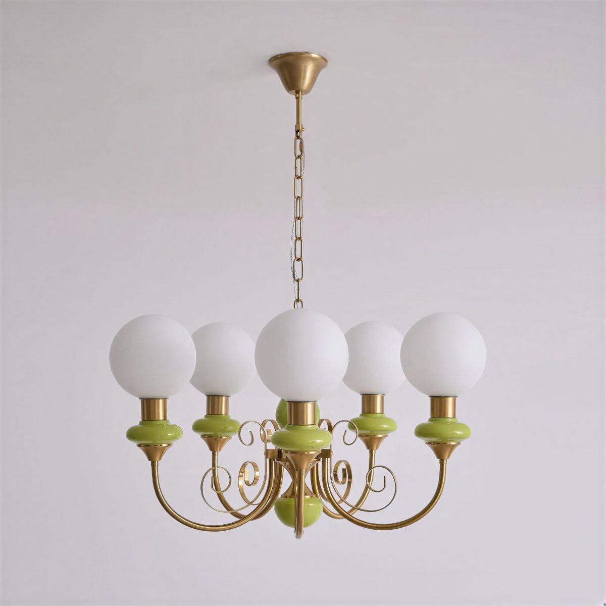 Lampadario moderno con globi in vetro e finitura ottone
