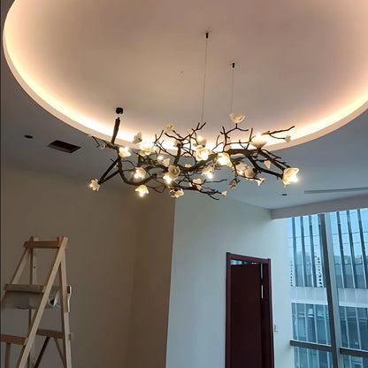 Lampadario rustico Minas a rami d'albero in rame nero con fiori in ceramica