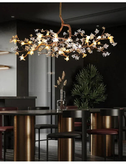 Lampadario scultoreo a rami Asut in rame con fiori in vetro