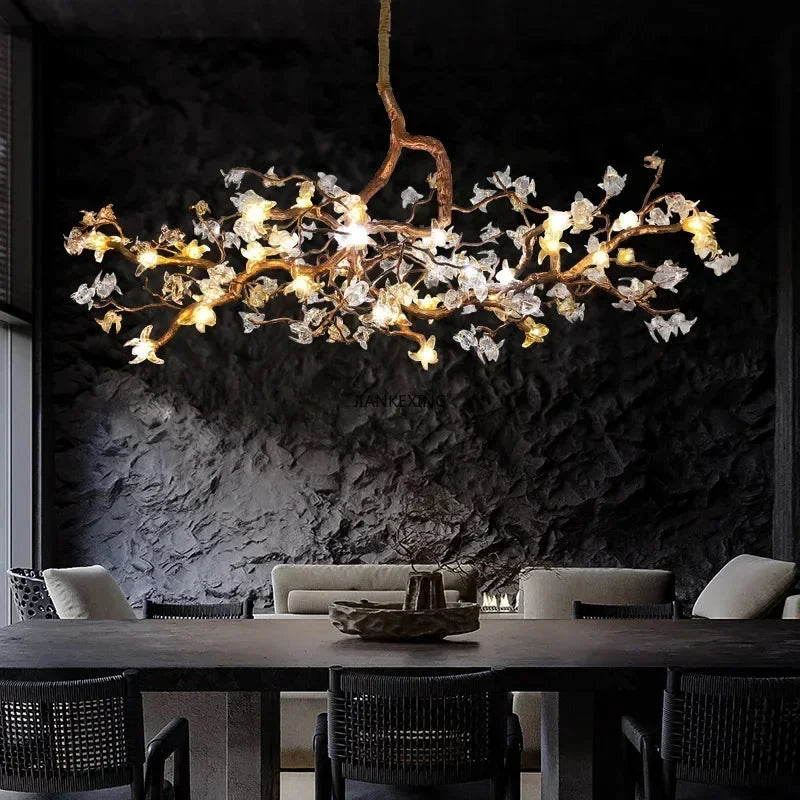 Lampadario scultoreo a rami Asut in rame con fiori in vetro