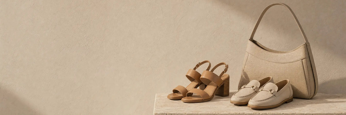 Scarpe e borse da donna su un piano in pietra chiara
