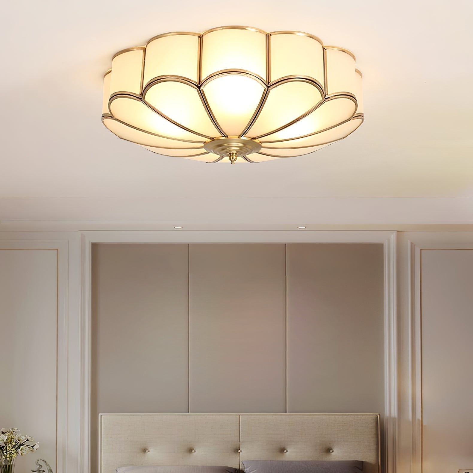 Plafoniera a soffitto a forma di fiore in ottone con vetro satinato smerlato