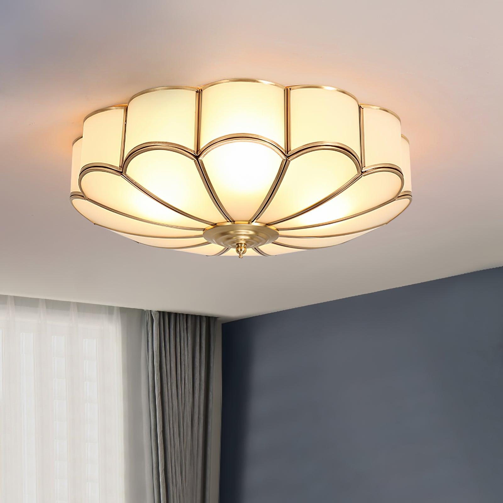 Plafoniera a soffitto a forma di fiore in ottone con vetro satinato smerlato
