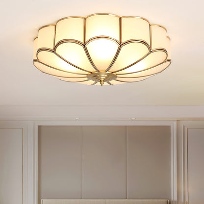 Plafoniera a soffitto a forma di fiore in ottone con vetro satinato smerlato