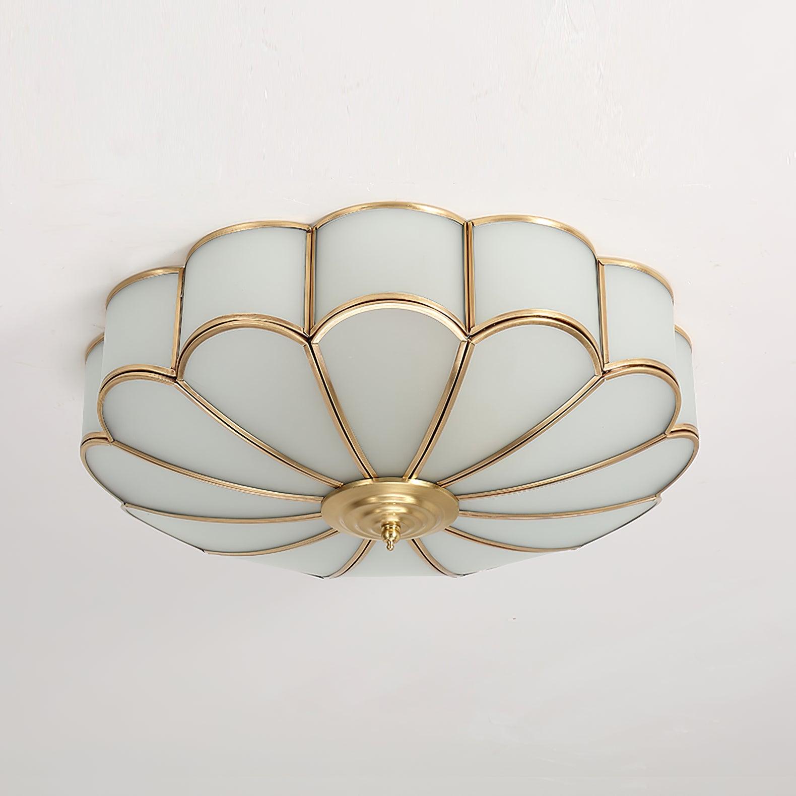 Plafoniera a soffitto a forma di fiore in ottone con vetro satinato smerlato