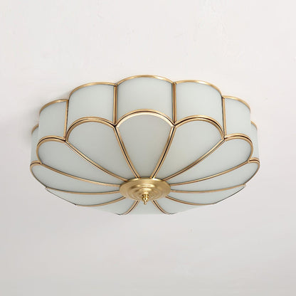 Plafoniera a soffitto a forma di fiore in ottone con vetro satinato smerlato