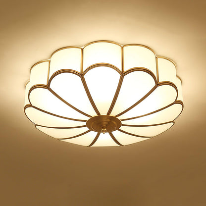 Plafoniera a soffitto a forma di fiore in ottone con vetro satinato smerlato