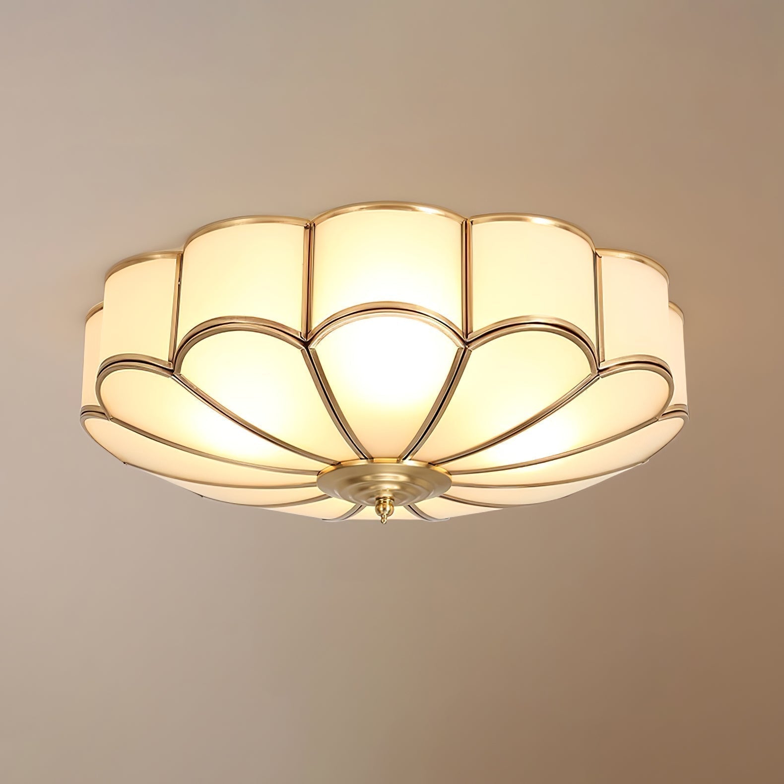 Plafoniera a soffitto a forma di fiore in ottone con vetro satinato smerlato