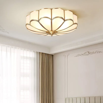Plafoniera a soffitto a forma di fiore in ottone con vetro satinato smerlato