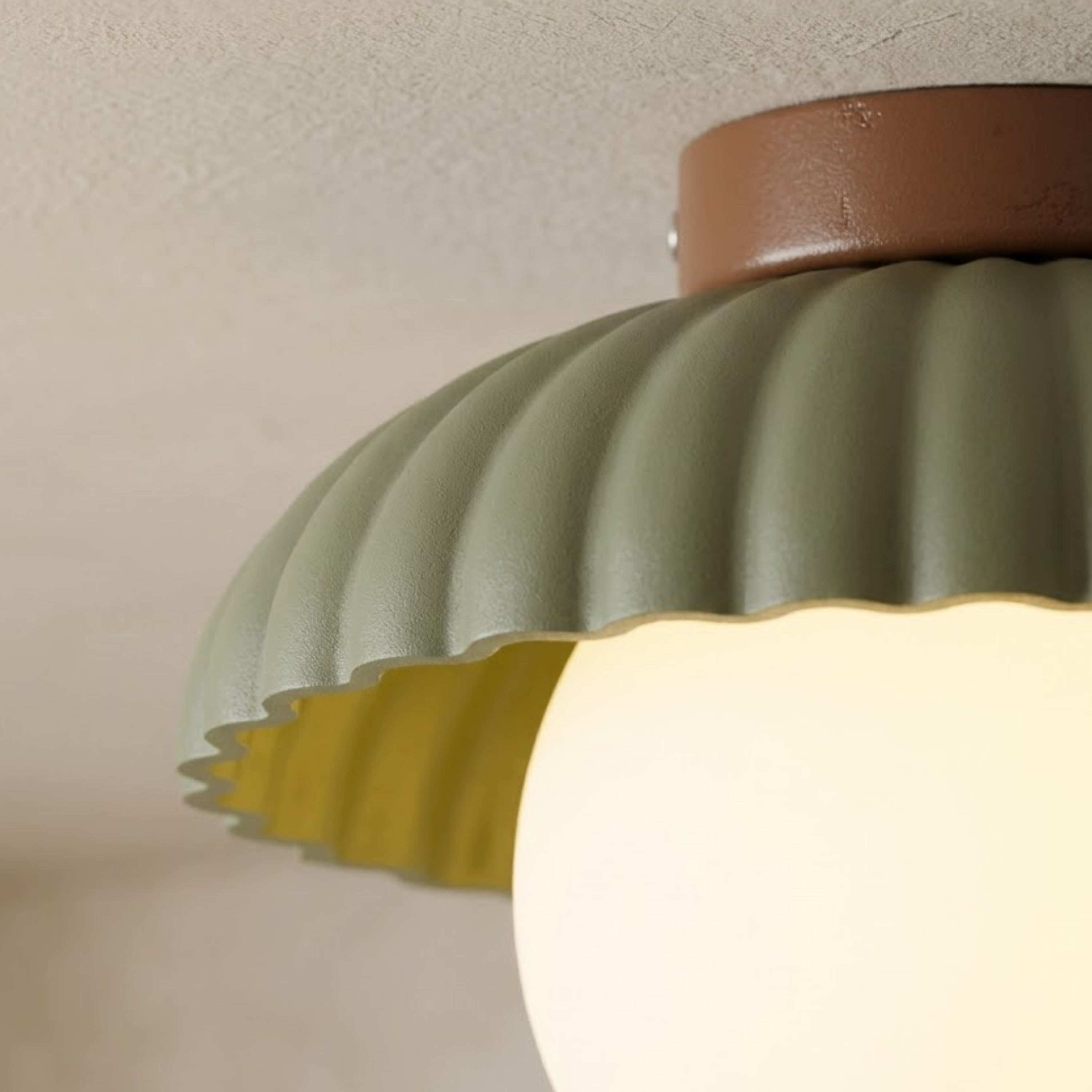 Plafoniera a soffitto in ferro smerlato e vetro opalino