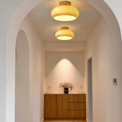 Plafoniera a soffitto in legno e vetro con paralume a globo arrotondato japandi