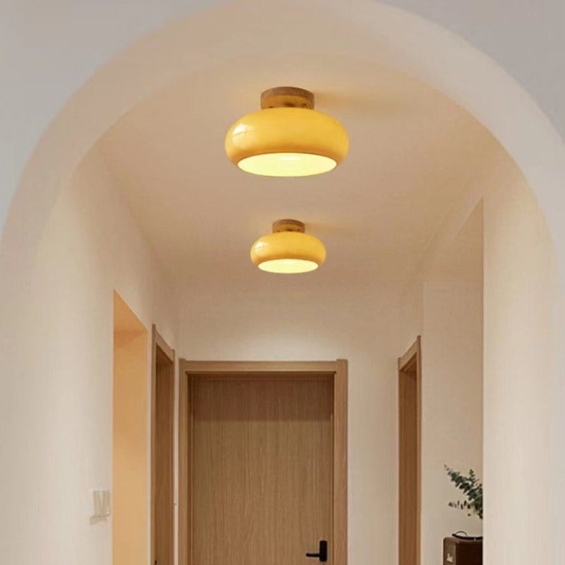 Plafoniera a soffitto in legno e vetro con paralume a globo arrotondato japandi