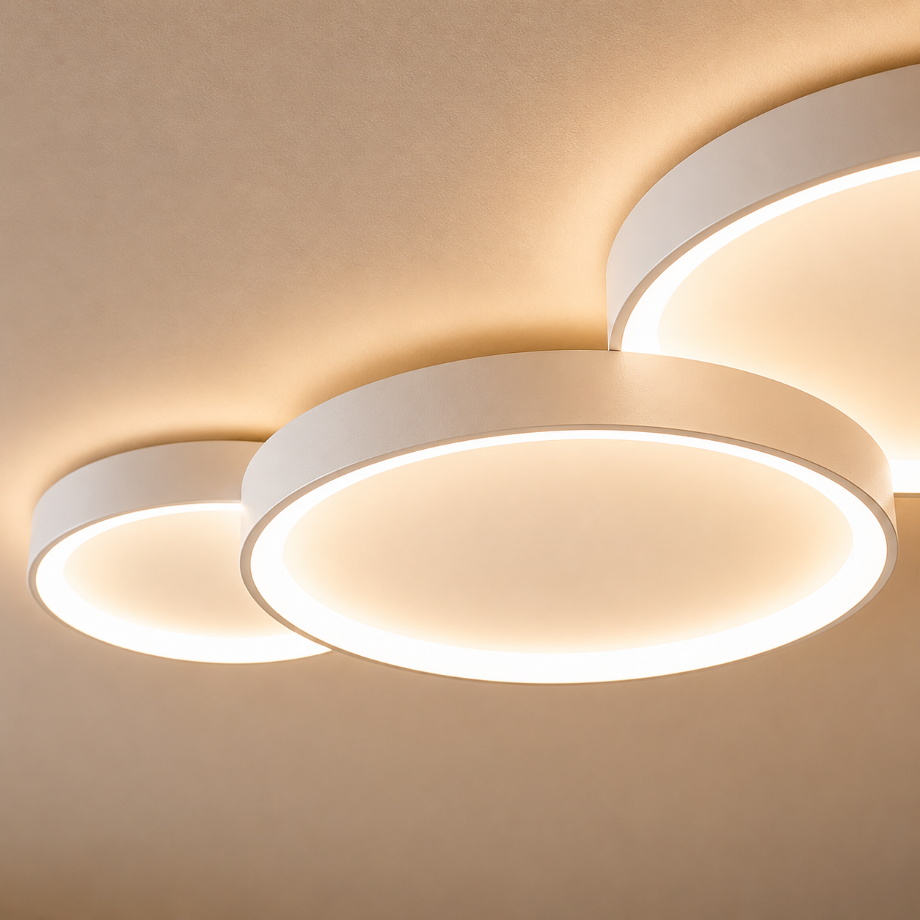 Plafoniera a soffitto LED rotonda minimalista in nero o bianco, singola o set da tre anelli