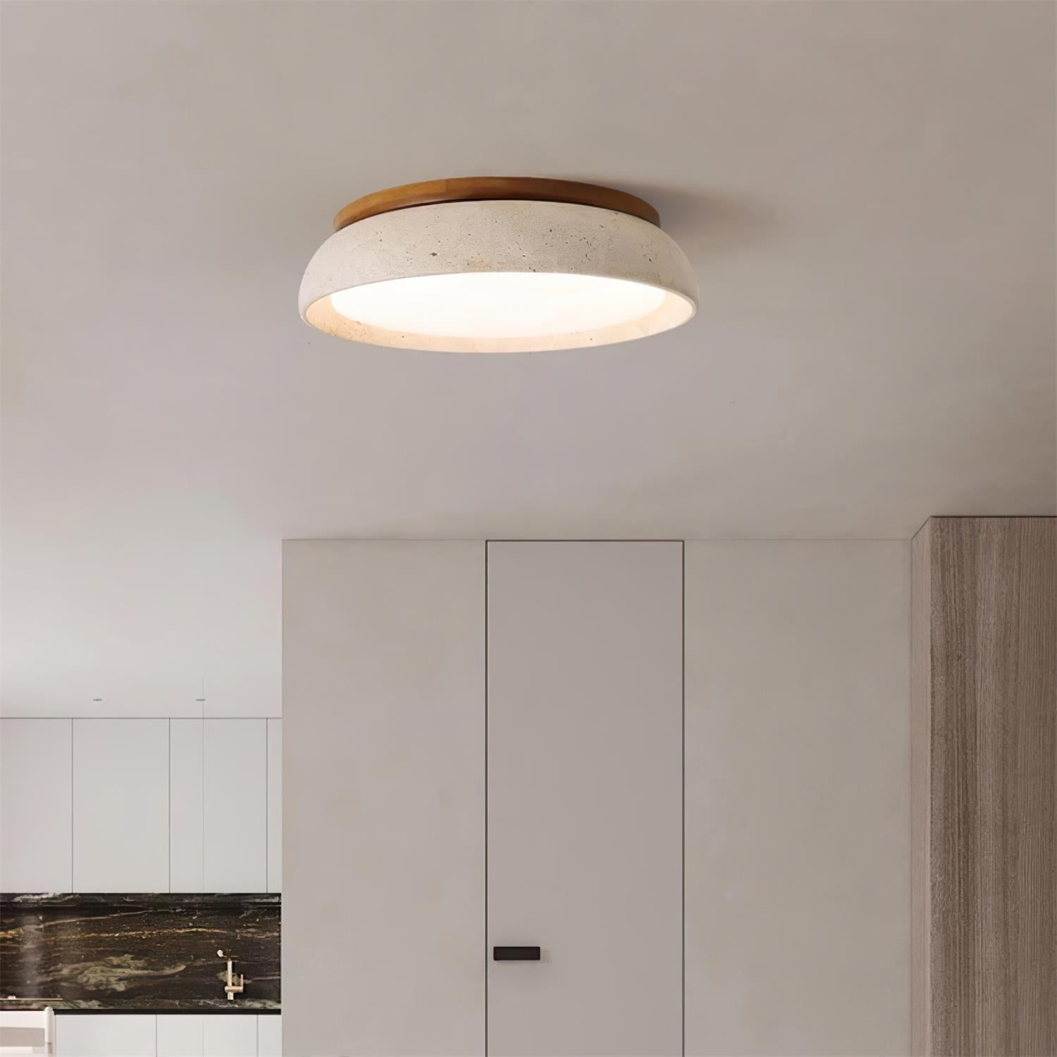 Plafoniera a soffitto rotonda in travertino e legno stile japandi wabi sabi