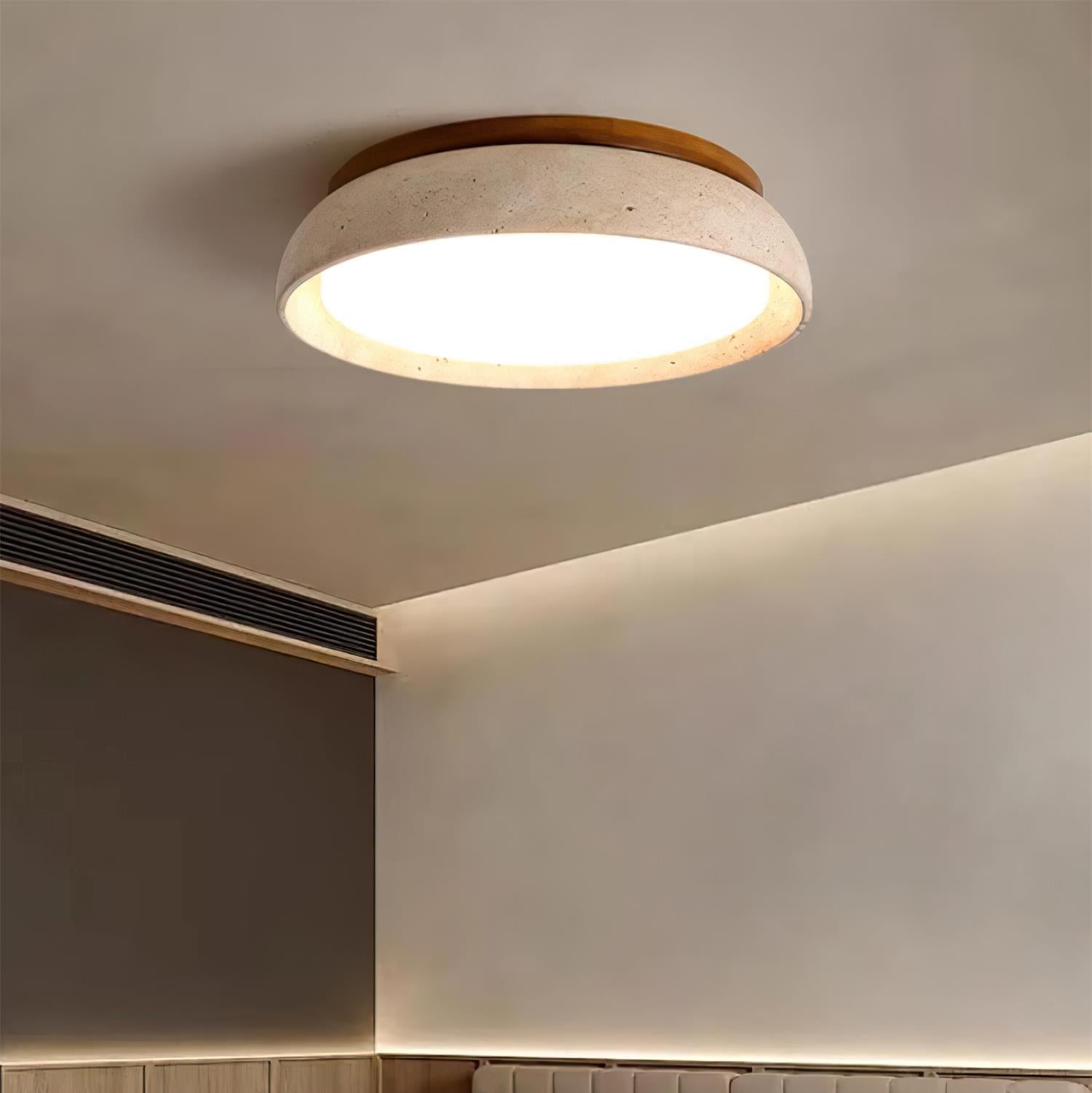 Plafoniera a soffitto rotonda in travertino e legno stile japandi wabi sabi