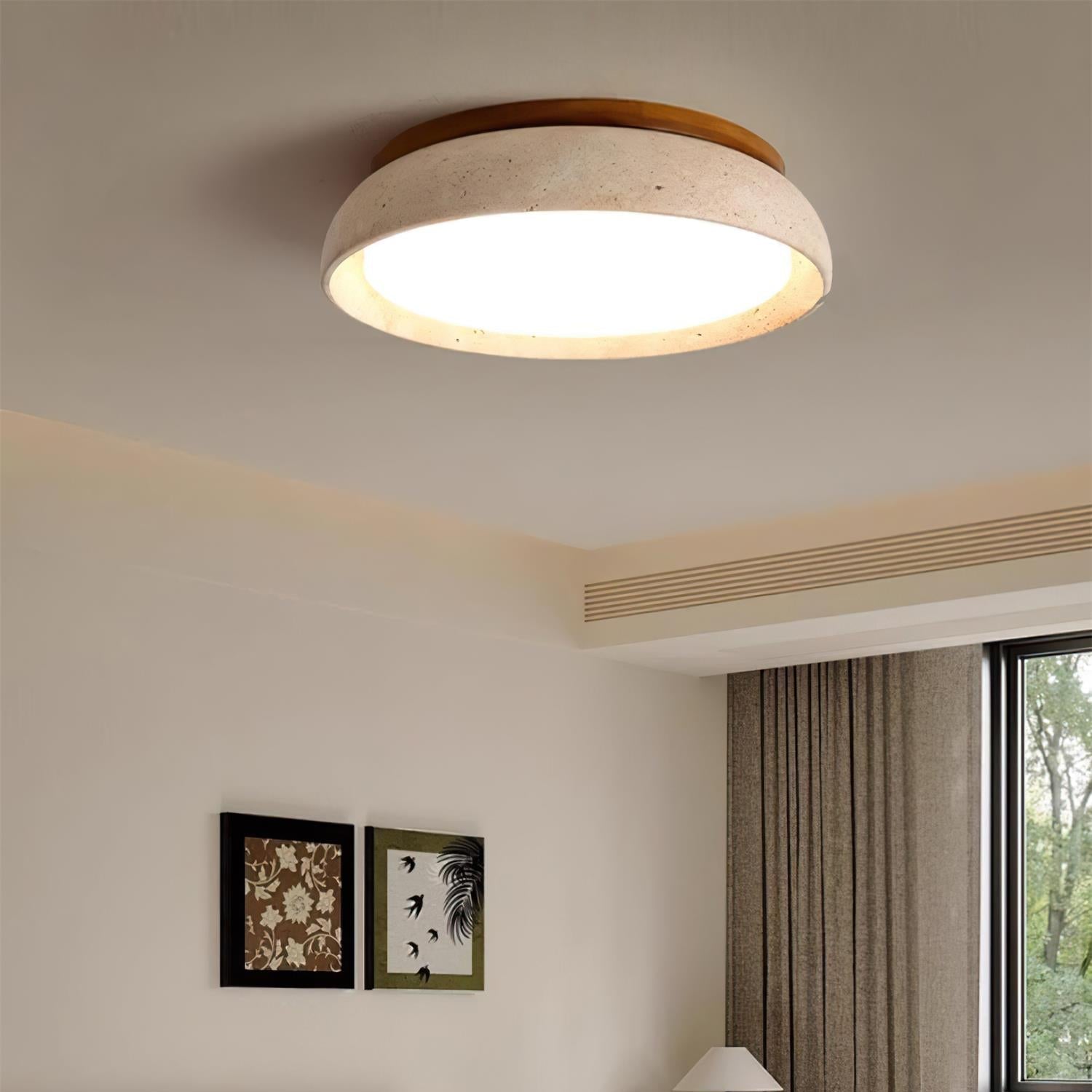 Plafoniera a soffitto rotonda in travertino e legno stile japandi wabi sabi