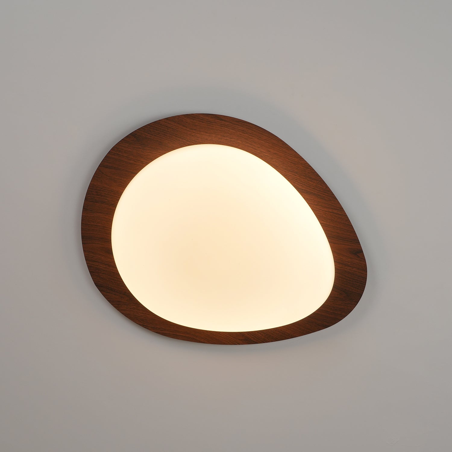Plafoniera LED japandi a ciottolo con venatura del legno noce