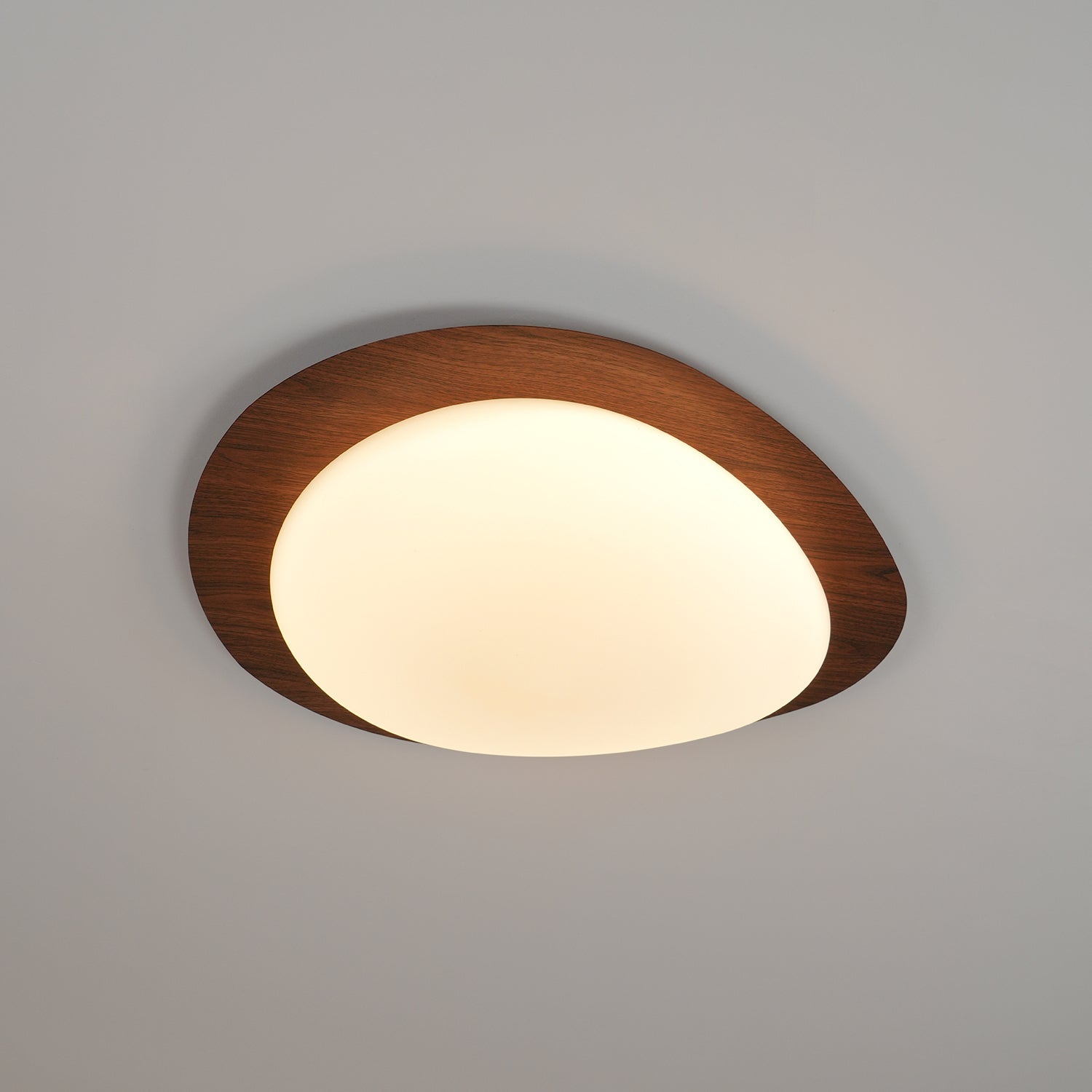Plafoniera LED japandi a ciottolo con venatura del legno noce