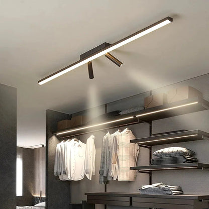 Plafoniera LED lineare nera a soffitto con faretti orientabili, stile minimalista