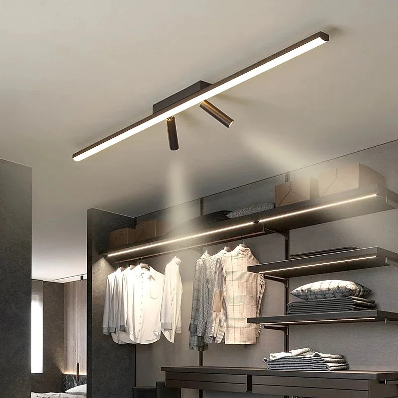 Plafoniera LED lineare nera a soffitto con faretti orientabili, stile minimalista