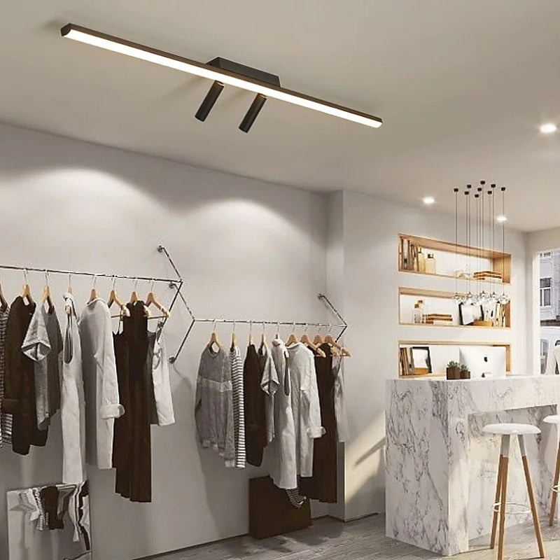 Plafoniera LED lineare nera a soffitto con faretti orientabili, stile minimalista