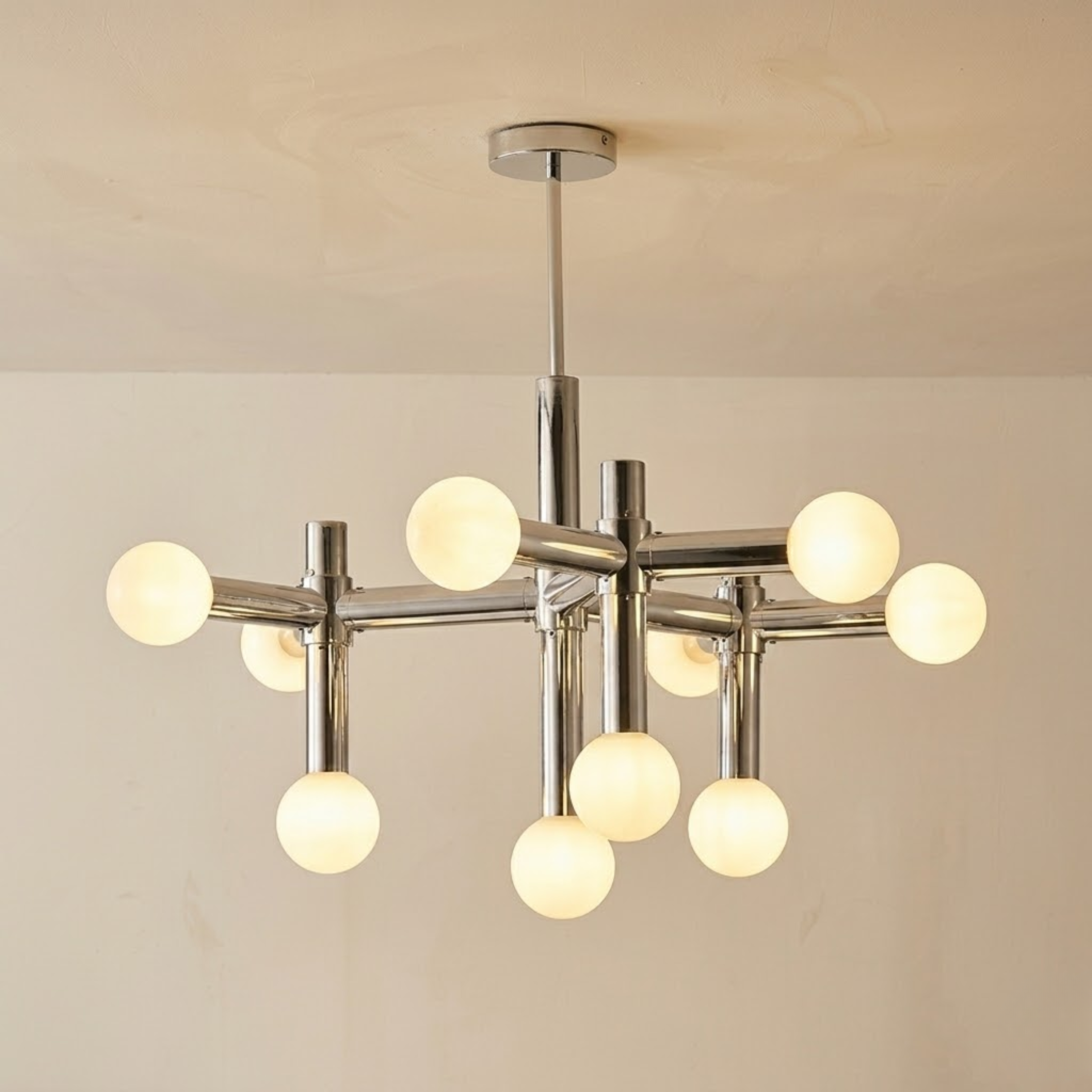 Plafoniera LED scandinava cromata a più bracci con globi in vetro opalino