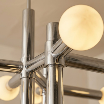 Plafoniera LED scandinava cromata a più bracci con globi in vetro opalino