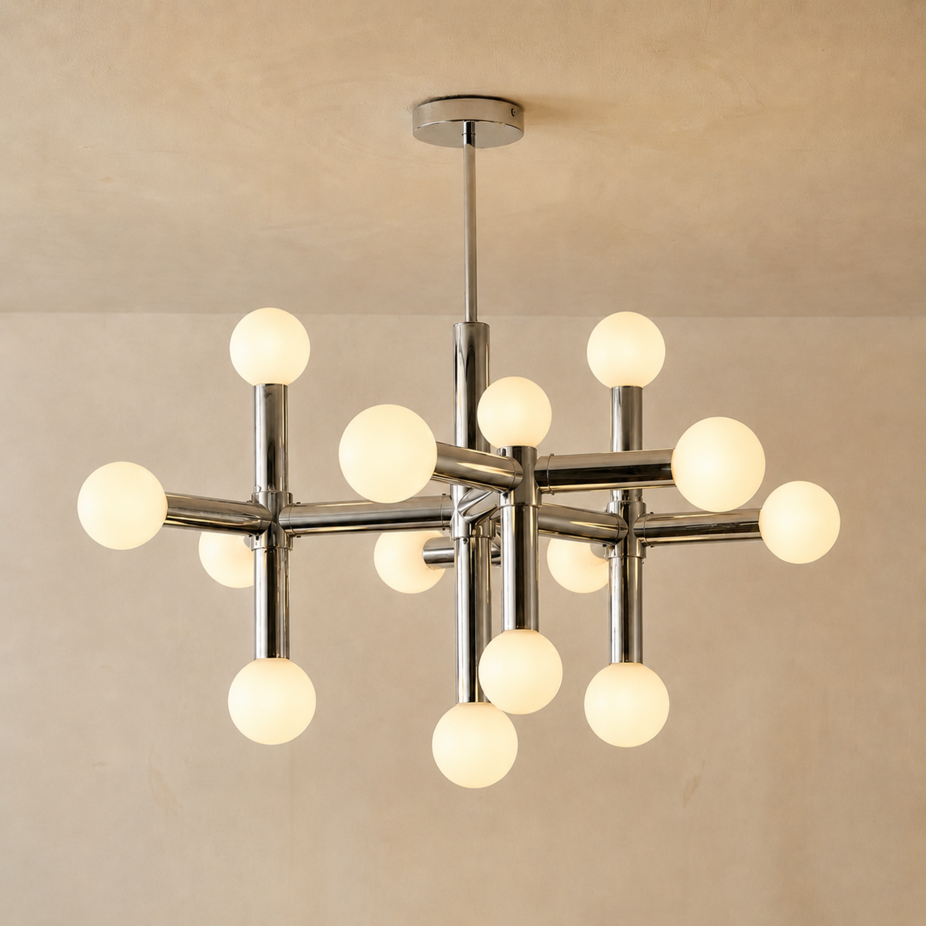 Plafoniera LED scandinava cromata a più bracci con globi in vetro opalino