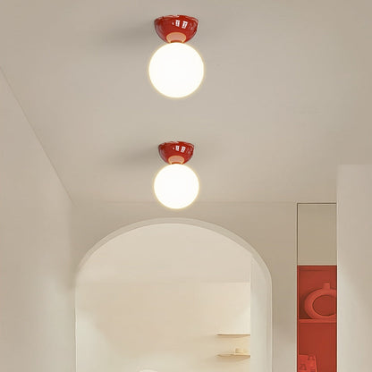 Plafoniera moderna con globo in vetro opale e cupola in metallo rosso, verde o cromo