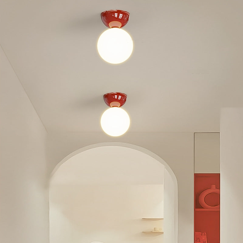 Plafoniera moderna con globo in vetro opale e cupola in metallo rosso, verde o cromo
