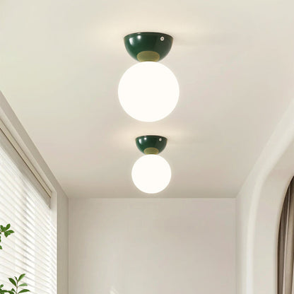 Plafoniera moderna con globo in vetro opale e cupola in metallo rosso, verde o cromo
