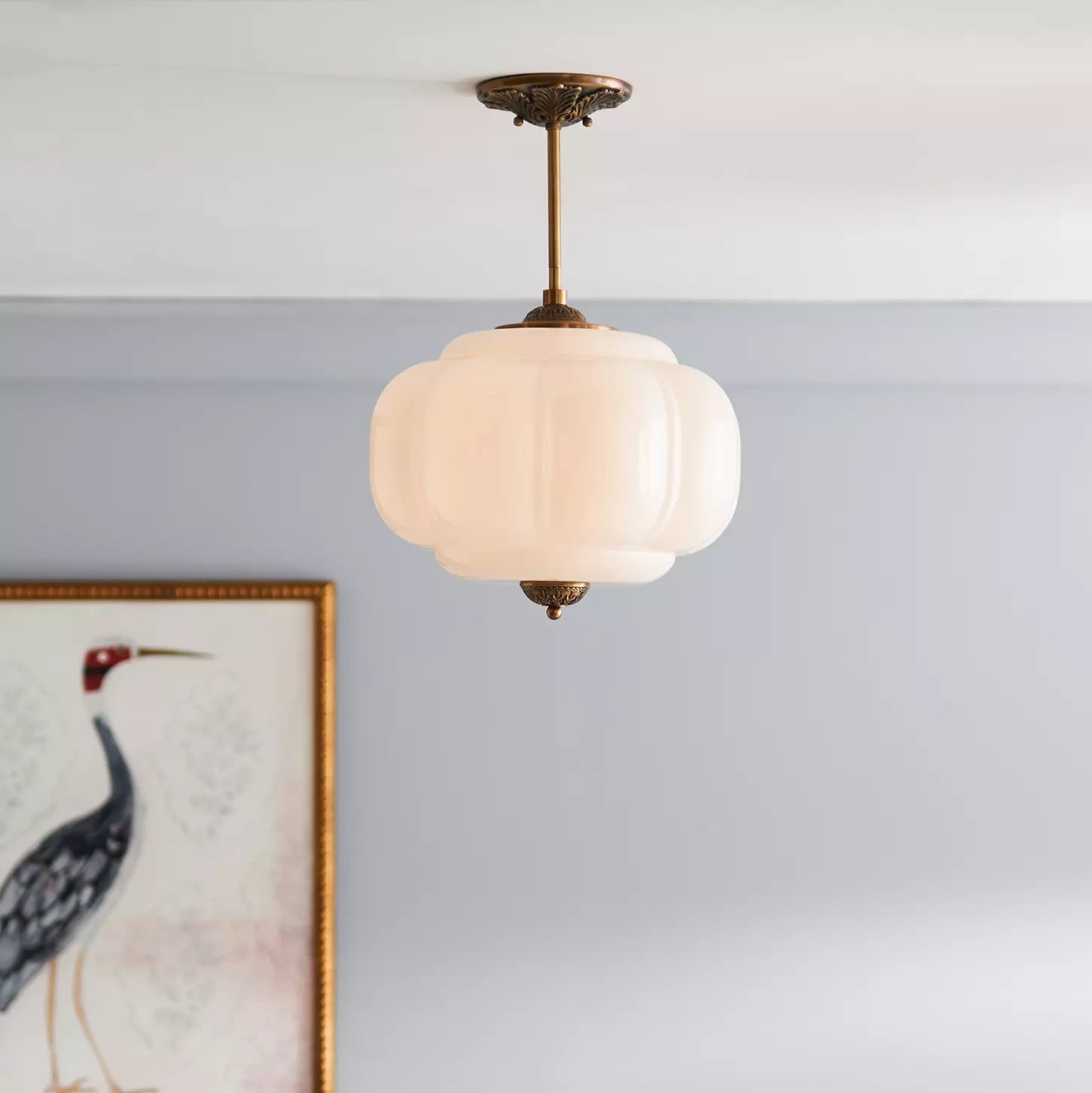 Semi plafoniera in vetro verde con globo rigato e finitura oro, stile vintage