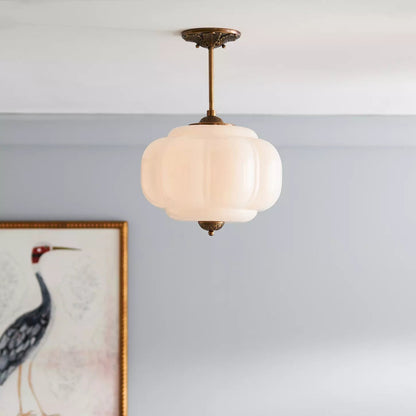 Semi plafoniera in vetro verde con globo rigato e finitura oro, stile vintage