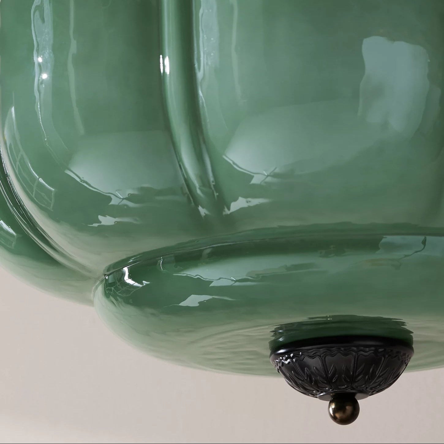 Semi plafoniera in vetro verde con globo rigato e finitura oro, stile vintage