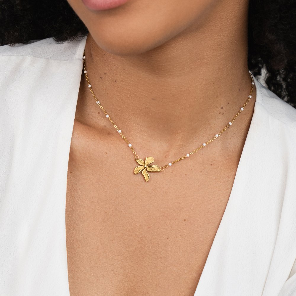 Collana Elegante con Fiore in Oro